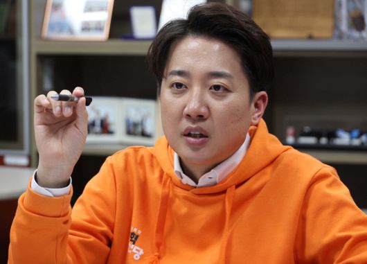 제21대 대통령선거에 출사표를 던진 이준석 개혁신당 후보가 지난 22일 여의도 국회의원회관에서 매일경제와 인터뷰하고 있다.  한주형 기자