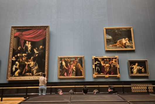 카라바조의 대작 3점이 나란히 걸려 카라바조의 차력쇼를 보여주는 방. 왼쪽 끝이 [로자리의 성모], 오른쪽 끝이 [다윗과 골리앗의 머리]다. ©김슬기