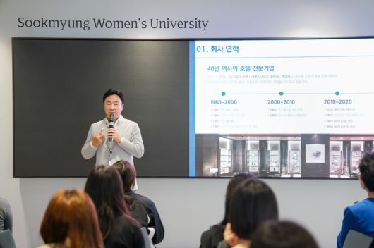 숙명여자대학교에서 특강을 하고 있는 여인창 파르나스호텔 대표이사 / 사진=파르나스호텔