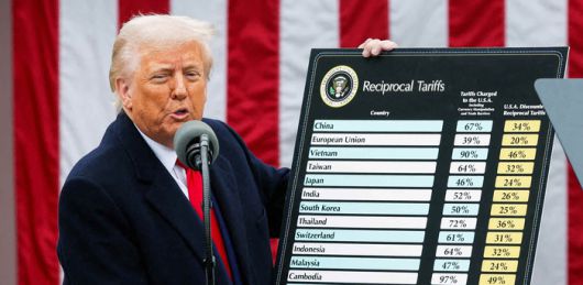 트럼프 대통령이 미국 해방절이라 부르며 백악관에서 국가별 상호관세율을 발표하고 있다. <로이터 연합뉴스>