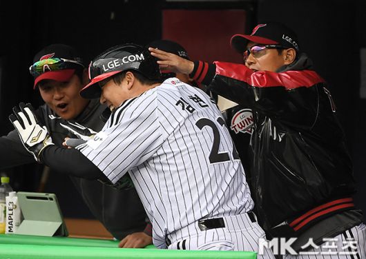 염경엽 감독(오른쪽)과 김현수. 사진=천정환 기자