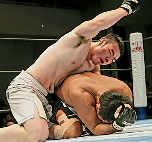 이둘희가 2009년 11월 일본 도쿄 고라쿠엔홀에서 ‘파이트 매트릭스’ 헤비급 세계랭킹 8위 야나기사와 류시를 넘어뜨린 후 해머링 연타를 날리고 있다. 사진=DEEP