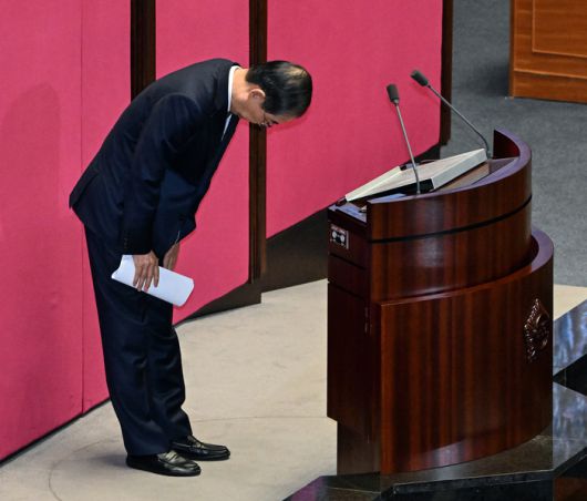 한덕수 대통령 권한대행 국무총리가 24일 국회에서 열린 본회의에서 2025년도 제1회 추가경정예산안에 대한 정부의 시정연설을 마친 뒤 인사하고 있다. [김호영 기자]