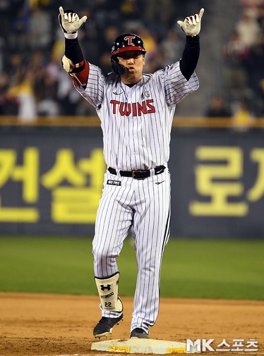 LG 김현수가 24일 잠실 NC전에서 적시타를 친 뒤 포효하고 있다. 사진(잠실 서울)=천정환 기자