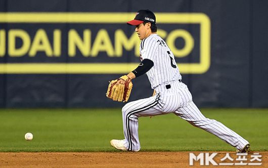 구본혁이 24일 잠실 NC전에서 포구 실책을 범하고 있다. 사진(잠실 서울)=천정환 기자