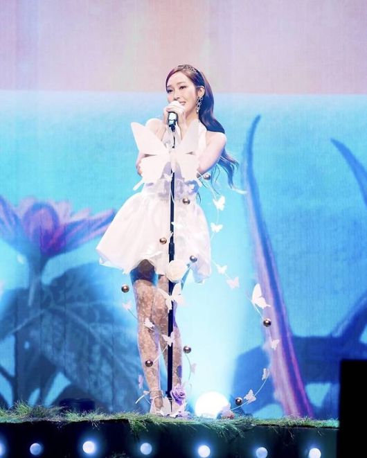 몽환적인 무드를 배가시킨 이 아이템은 화이트 드레스에 감성적인 레이어를 더하며 제시카만의 독보적인 무대 스타일을 완성했다. 사진=제시카 SNS