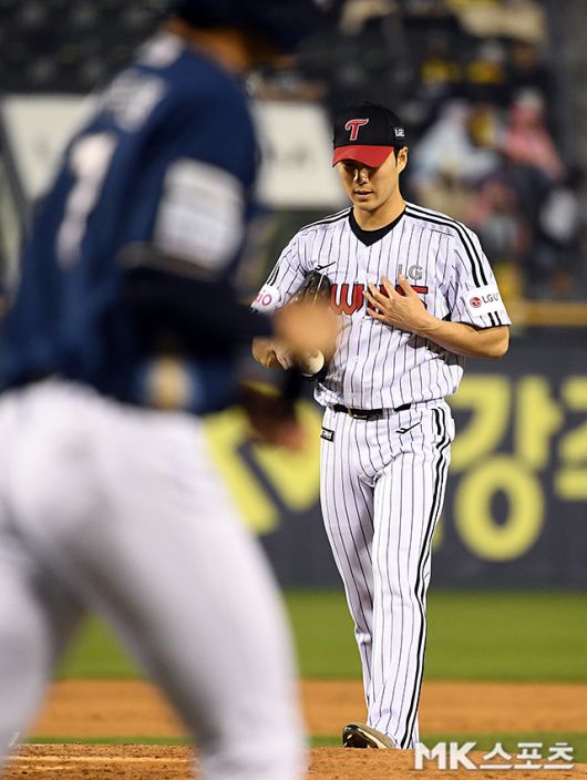 LG 백승현이 24일 잠실 NC전에서 밀어내기 볼넷을 허용한 뒤 아쉬워 하고 있다. 사진(잠실 서울)=천정환 기자