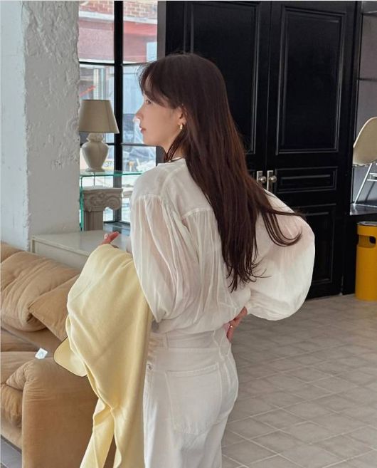 여기에 그녀는 파스텔 옐로 니트를 살짝 걸치고, 플라워 자수로 포인트를 준 버터 옐로 토트백을 더해 산뜻함을 배가시켰다.사진=기은세 SNS