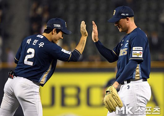 NC 라일리(오른쪽)는 24일 잠실 LG전에서 3승을 챙겼다. 사진(잠실 서울)=천정환 기자