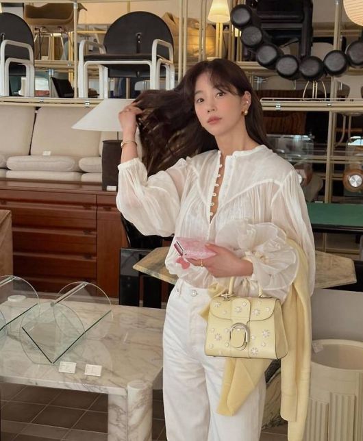 러플 디테일이 사랑스럽게 살아있는 시스루 셔츠에 하이웨이스트 화이트 데님 팬츠를 매치해, 가볍고 청량한 동시에 우아한 실루엣을 완성했다. 사진=기은세 SNS