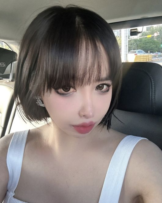 눈 아래로 살짝 드리운 똑 단발 스타일이 전체적인 분위기를 산뜻하게 바꾸며, 박봄 특유의 인형 같은 비주얼에 청량함을 더했다.사진=박봄 SNS