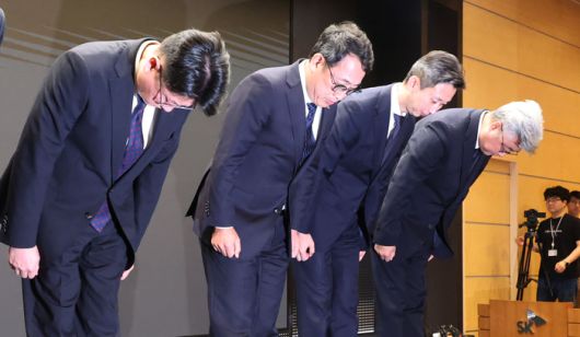 유영상 SK텔레콤 대표이사가 25일 서울 중구 SKT타워에서 SK텔레콤 이용자 유심(USIM) 정보가 해커 공격으로 유출된 것과 관련해 고개 숙여 사과하고 있다. [이승환 기자]