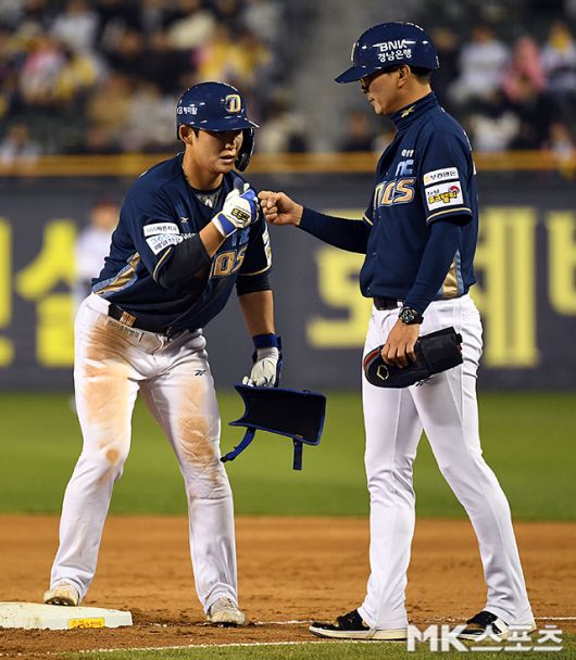 서호철이 24일 잠실 LG전에서 적시타를 친 뒤 기뻐하고 있다. 사진(잠실 서울)=천정환 기자