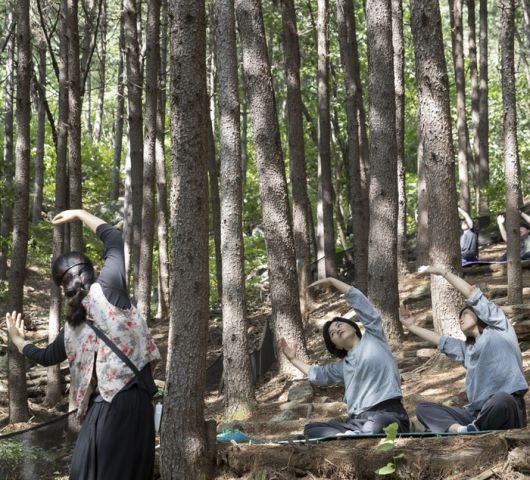 종자산 숲길을 걸으며 진행하는 숲 테라피 / 사진=선마을