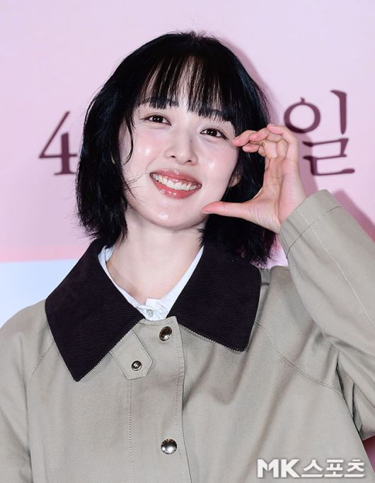 단정하게 정돈된 잔 웨이브 단발 헤어와 은은한 메이크업은 김보라의 청초한 매력을 한층 부각시켰다. 사진=김영구 기자