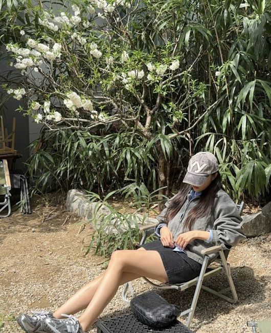 이솔이는 야외 테라스에서 햇살을 받으며 앉아 있다.사진=이솔이 SNS