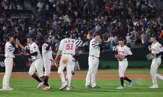 롯데는 8연승 중이었던 한화 이글스를 상대로 역전승을 거두며 박세웅의 역투에 화답했다.  사진=연합뉴스 제공