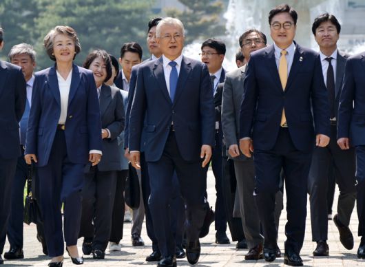 문재인 전 대통령 내외, 우원식 국회의장과 참석자들이 25일 오후 서울 여의도 국회 도서관에서 열린 4.27 판문점선언 7주년 기념식에 참석하고 있다. [사진 출처 = 연합뉴스]