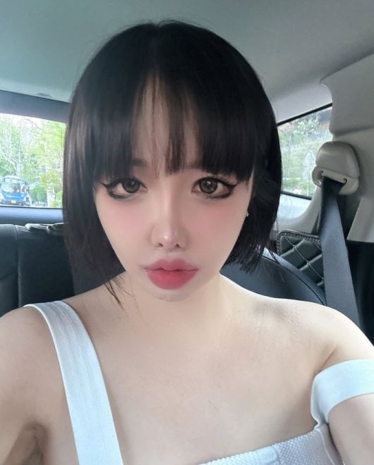 박봄은 매끈한 피부와 도톰한 입술, 또렷한 눈매가 돋보이는 클로즈업 셀카로 눈길을 끌었다.사진=박봄 SNS