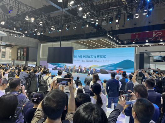 지난 23일 CATL 부스에서 진행된 프레스 컨퍼런스가 끝난 후 관계자들이 사진 촬영을 하고 있다. [사진=안서진 기자]