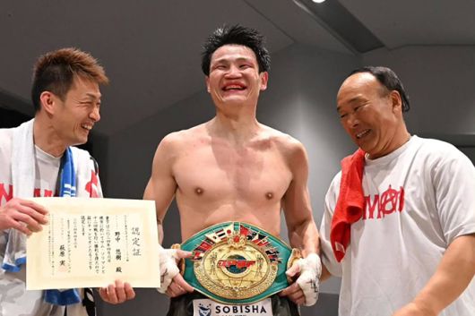 노나카 유키가 2024년 4월 동양태평양복싱연맹 슈퍼미들급 챔피언 등극 후 기뻐하고 있다. 46세3개월28일의 일본복싱커미션 남자 최고령 타이틀 획득 신기록을 수립했다. 사진=Mitsuki Promotions