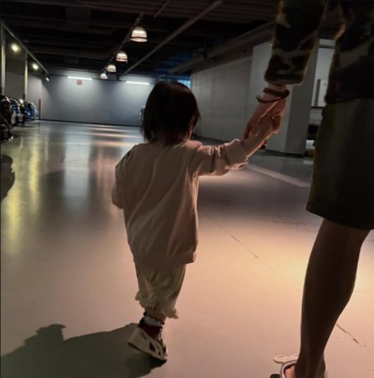 이민정이 딸과 함께 손을 꼭 잡고 지하주차장을 걷는 모습이 담겼다. 사진=이민정 SNS