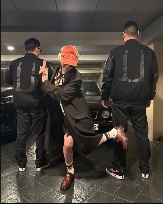 지드래곤은 패션을 입는 게 아니라, 세계관을 입는다.사진=지드래곤 부계정 SNS