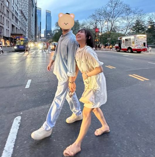 ‘소풍 가자’는 말에 따라나섰다가 사랑 가득한 순간을 맞이한 민의 리얼 리액션이 설렘을 안기고 있다.사진=민 SNS