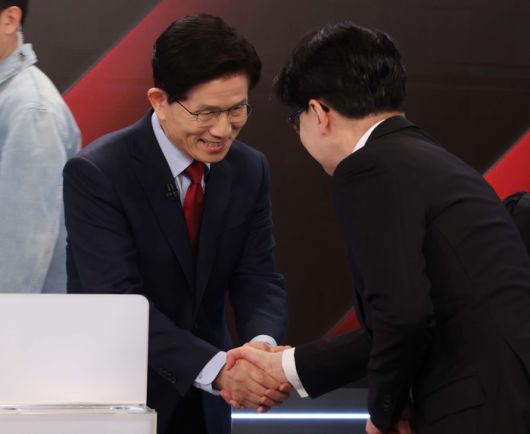 26일 서울 중구 매경미디어센터에서 열린 국민의힘 대통령 선거 제2차 경선 후보자 토론회에서 김문수, 한동훈경선 후보가 악수하고 있다.  [사진 출처 = 국회사진기자단, 연합뉴스]