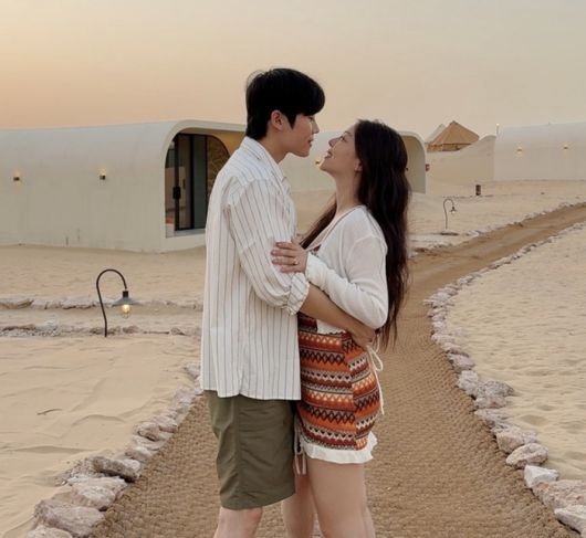 사막 위 조용한 산책로에서 마주 보고 선 두 사람의 모습이 담겼다. 사진=최시훈 SNS