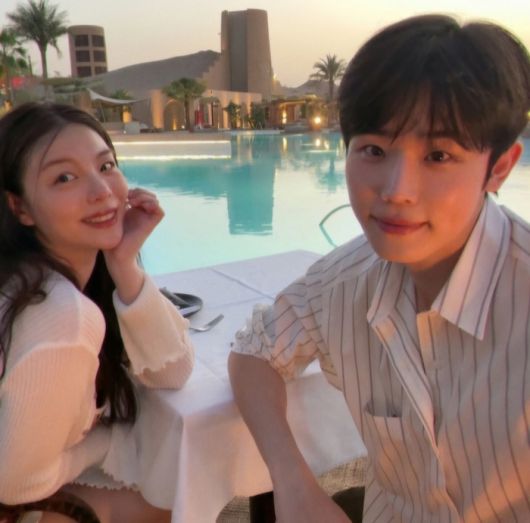 두 사람은 석양이 내려앉은 수영장 앞에서 로맨틱한 디너를 즐기고 있다. 사진=최시훈 SNS