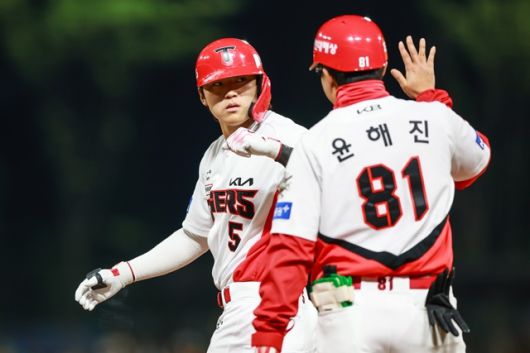 25일 광주 LG전에서 적시타를 친 뒤 기쁨을 나누고 있는 김도영. 사진=KIA 제공