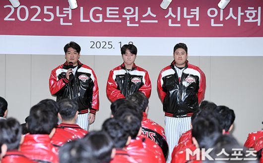 최채흥(가운데)이 지난 1월 신년 인사회에서 LG 선수단에게 인사하고 있다. 사진=천정환 기자