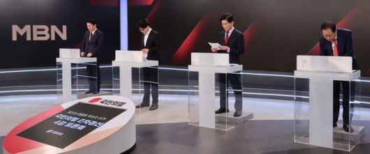 26일 서울 중구 매경미디어센터에서 열린 국민의힘 대통령 선거 제2차 경선 후보자 토론회에서 경선 후보들이 토론에 앞서 자료를 살피고 있다. 왼쪽부터 안철수, 한동훈, 김문수, 홍준표 경선 후보. [사진 출처 = 국회사진기자단, 연합뉴스]