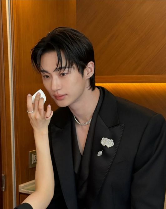 이날의 스타일링은 올 블랙 수트 룩으로, 소재와 실루엣의 디테일로 고급스러움을 극대화했다. 사진=변우석 SNS