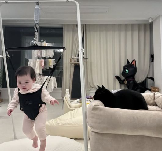 재이는 보조 기구에 매달려 폴짝폴짝 걷기 연습에 한창이다.사진=박수홍 SNS