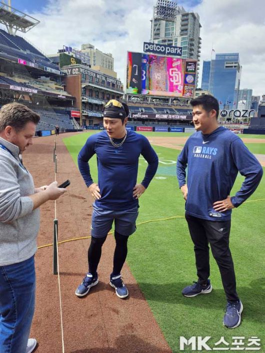 김하성이 현지 기자와 이야기를 나누고 있다. 사진(美 샌디에이고)= 김재호 특파원