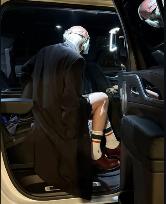 이런 룩은 그저 ‘옷을 입었다’가 아니다. 사진=지드래곤 부계정 SNS