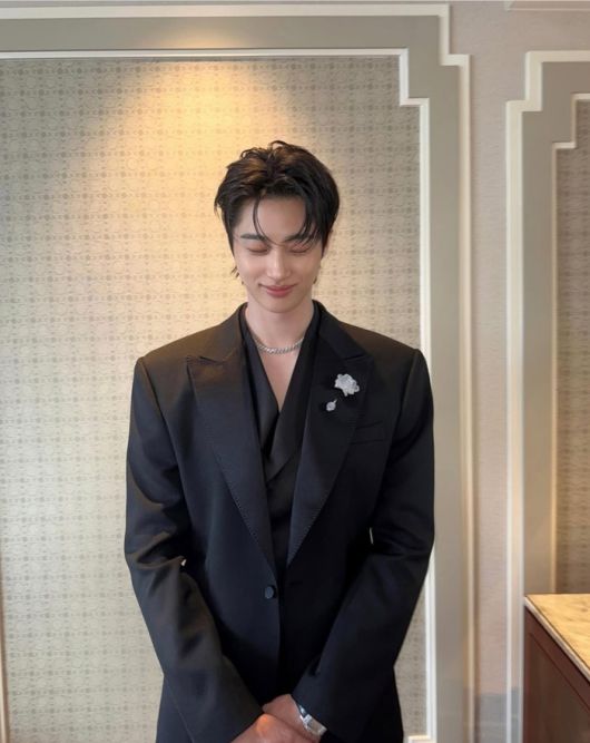 변우석은 자신의 SNS에 블랙 수트를 입고 찍은 셀피를 여러 장 공개했다.사진=변우석 SNS