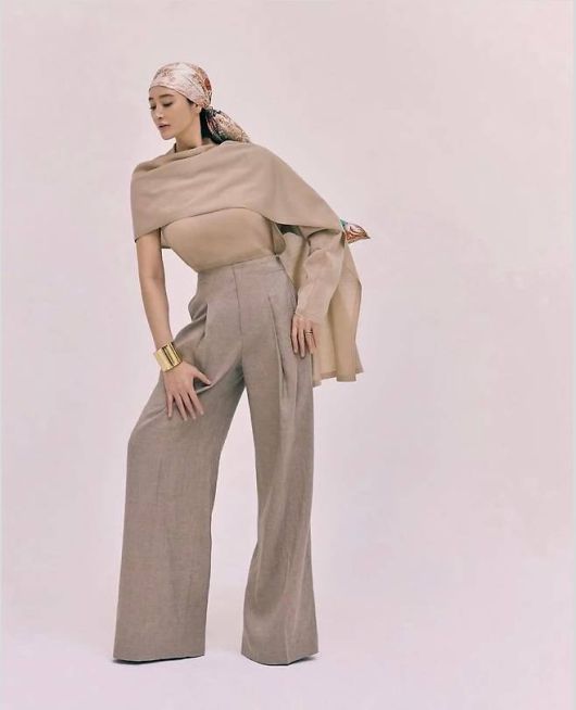 김혜수는 베이지 톤의 톤온톤 스타일링부터 블랙·브론즈·화이트까지 감각적으로 변주된 룩을 선보이며 범접할 수 없는 분위기를 자아냈다.사진=김혜수 sns