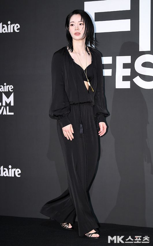 블랙 점프슈트 스타일을 선택해 과감하면서도 고급스러운 분위기를 완성했다. 사진=천정환 기자