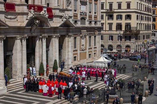 프란치스코 교황의 장례식이 열린 26일 교황의 장지인 로마의 성 마리아 마조레 교황청 대성당 안으로 교황의 관이 운구되고 있다. [로이터 = 연합뉴스]