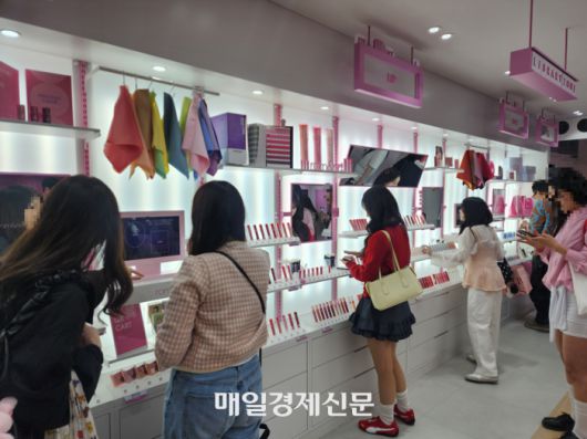 24일 서울 성동구 성수동에 문을 연 롬앤 1호 매장 핑크오피스가 방문객들로 북적이고 있다. [사진=김금이 기자]