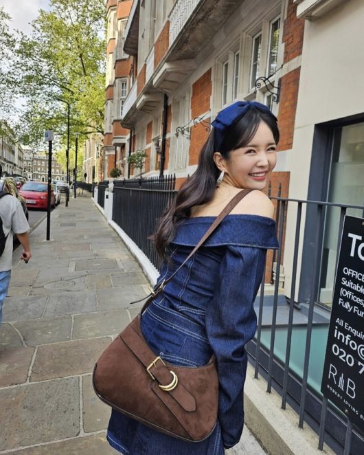 전체적인 톤은 차분하지만, 실루엣과 디테일에서 하객룩 특유의 격식과 포인트를 모두 잡아냈다.사진=장영란 SNS