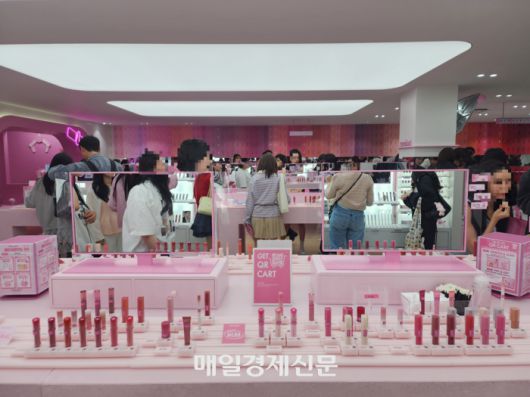 24일 서울 성동구 성수동에 문을 연 롬앤 1호 매장 핑크오피스가 방문객들로 북적이고 있다. [사진=김금이 기자]