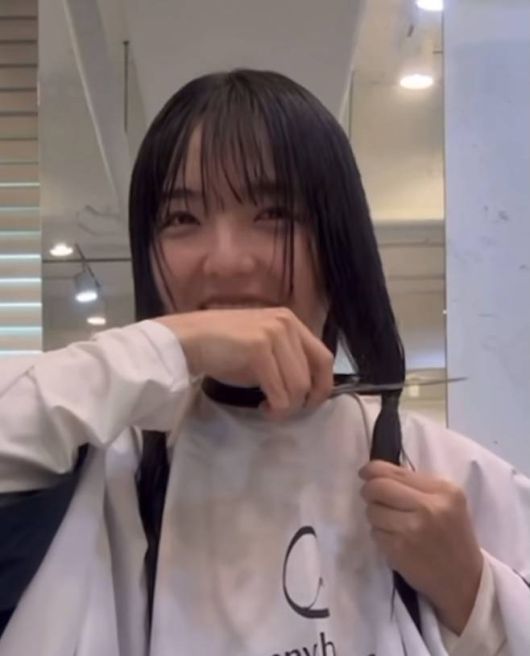 서신애는 미용실에서 직접 가위를 들고 머리를 자르는 모습부터, 과감히 긴 머리를 잘라내는 특별한 순간을 팬들과 공유했다. 사진=서신애 SNS