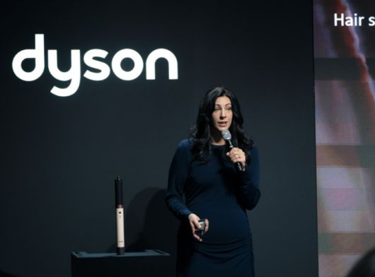 캐슬린 피어스(Kathleen Pierce) 다이슨 뷰티 부문 총괄이 28일 XYZ SEOUL에서 차세대 기술을 탑재한 ‘에어랩 코안다2x™(투엑스) 멀티 스타일러 앤 드라이어’를 전 세계 최초로 한국에 선보였다.