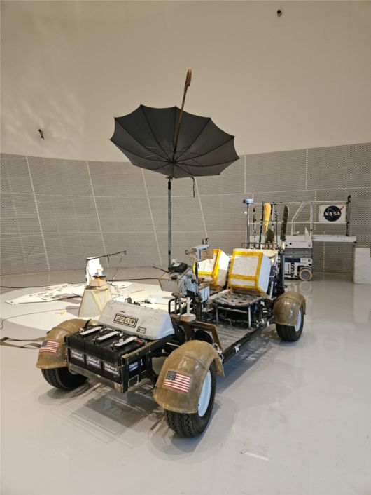 화성 탐사 임무에서 활용되는 로버를 재해석한 톰 삭스의 ‘Mars Excursion Roving Vehicle(MERV)’(2010-2012). 우산과 삽, 빗자루, 톱 등 일상 사물로 만들어졌다. 송경은 기자