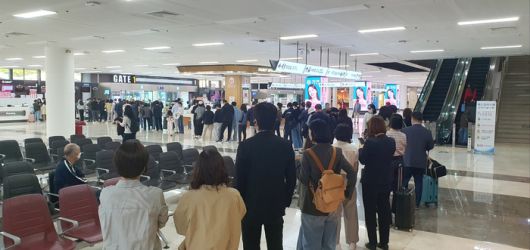 28일 오전 김포공항 국제선 여객터미널 1층에 SK텔레콤 유심을 무료 교체하기 위한 대기 줄이 길게 형성돼 있다. [지홍구 기자]