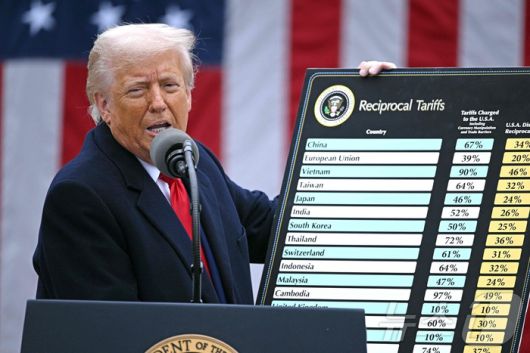 국가별 관세율을 설명하는 트럼프 미국 대통령 <연합뉴스>